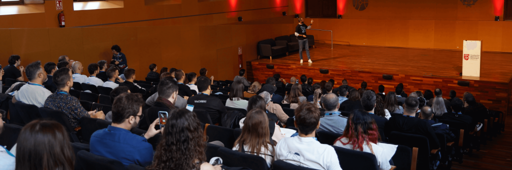 Ponente dando una conferencia en la pasada WordCamp de Valencia
