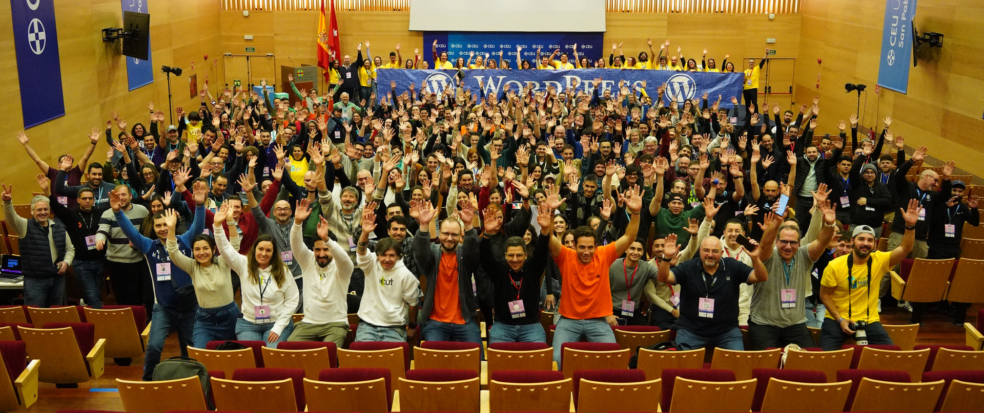 Foto de una sala llena con los asistentes en una WordCamp