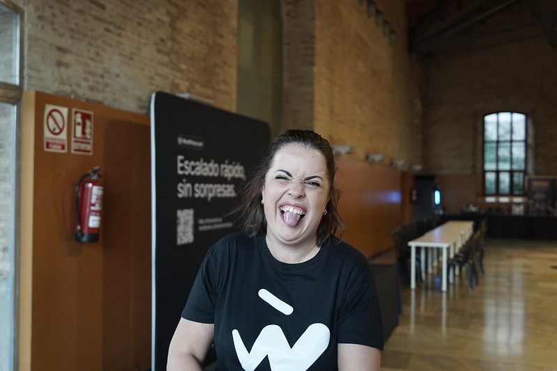 Voluntaria de WordCamp Valencia 2025 sonriendo durante el evento