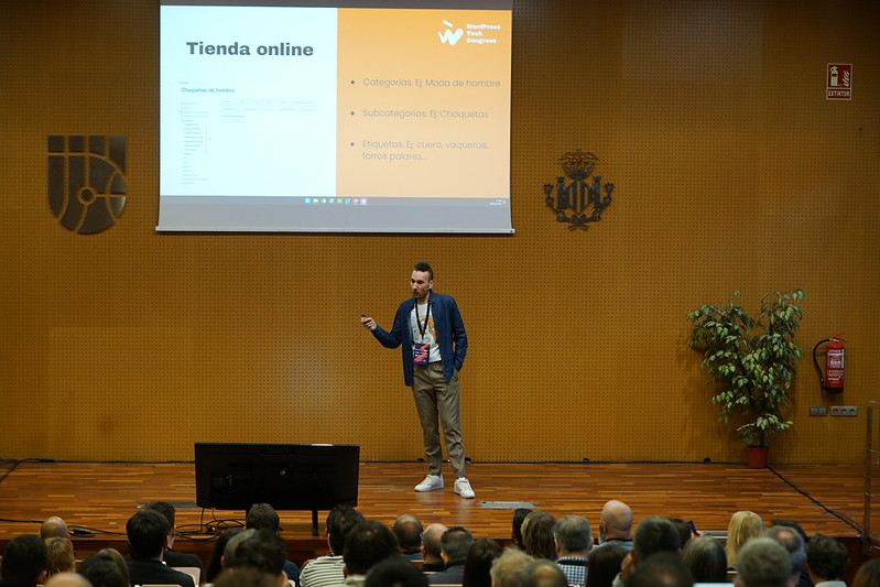 Max Camuñas durante su ponencia en WordCamp Valencia 2025